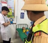 Cảnh sát giao thông Nghệ An kịp thời hỗ trợ đưa cháu bé nguy kịch đến bệnh viên cấp cứu