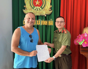 Du khách Canada quay trở lại Việt Nam để nói lời cảm ơn Công an xã