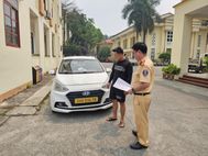 Lào Cai: Lái xe bị xử phạt vì để trẻ em đu bám cửa xe khi phương tiện đang chạy