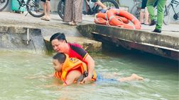 Lớp học bơi đặc biệt giữa mùa hè tại phường Đông Sơn, tỉnh Thanh Hóa