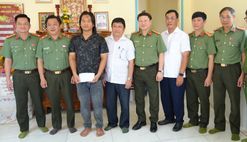 Bộ Công an trao tiền hỗ trợ gia đình đồng chí Phạm Văn Mịch hy sinh khi thực hiện nhiệm vụ