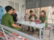 Quảng Ngãi: Công an xã Ba Gia thăm hỏi, động viên gia đình nhận nuôi cháu bé bị bỏ rơi