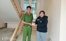 Công an xã trao trả tài sản bị đánh rơi cho người dân