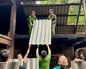 Công an xã Khánh Yên, tỉnh Lào Cai giúp người dân lợp lại mái nhà bị hư hỏng sau mưa giông