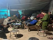 Lai Châu: Công an xã Pu Sam Cáp xuyên đêm hỗ trợ Nhân dân di dời khỏi khu vực có nguy cơ sạt lở