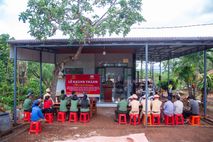 Bàn giao 2 căn nhà tình thương đến hộ nghèo