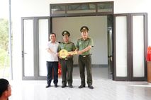 Cụm thi đua số 2 Bộ Công an bàn giao nhà tình nghĩa cho cán bộ Công an vùng cao A Lưới, thành phố Huế