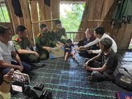 Lai Châu: Công an xã Mường Kim trao quà cho trẻ em khuyết tật nhân dịp Quốc tế Thiếu nhi 1/6