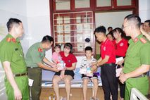 Trao tặng các suất cháo và hàng trăm phần quà đến các cháu thiếu nhi nhân dịp Quốc tế thiếu nhi 1/6