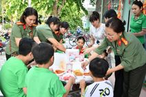 Ấm áp những chương trình vì cộng đồng của nữ cán bộ, chiến sĩ Công an Đồng Tháp