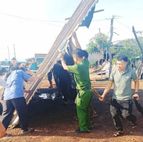 Hỗ trợ người dân bị giống lốc làm tốc mái nhà