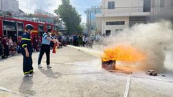 Tuyên truyền trải nghiệm thực hành phòng cháy, chữa cháy và tặng quà cho người dân