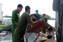 An Giang: Công an xã Vĩnh Hòa hỗ trợ người dân khắc phục hậu quả sạt lở trong đêm