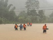 Công an xã Cần Yên, tỉnh Cao Bằng kịp thời hỗ trợ người dân ứng phó mưa lũ