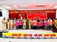 Tuyên truyền pháp luật về trật tự, an toàn giao thông đường thủy và trao 200 áo phao tặng ngư dân khu vực phá Tam Giang