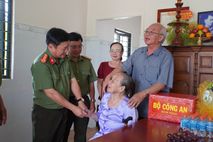 Dâng hương tri ân các Anh hùng Liệt sĩ và thăm gia đình chính sách tại Tây Ninh