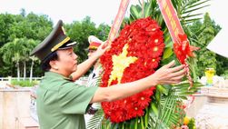 Thứ trưởng Đặng Hồng Đức dâng hoa, dâng hương tưởng niệm các Anh hùng Liệt sĩ tại Bắc Trà My