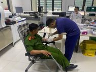Thượng uý Công an xã kịp thời hiến máu cứu thai phụ trong cơn nguy kịch