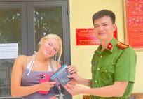 Công an phường Nam Hoa Lư, tỉnh Ninh Bình kịp thời hỗ trợ khách du lịch người Anh nhận lại tài sản thất lạc
