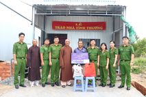 Vận động, hỗ trợ hàng trăm triệu đồng xây nhà tặng các hộ dân có hoàn cảnh khó khăn 