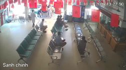 Cảnh sát giao thông Lào Cai kịp thời đưa người phụ nữ bị bất tỉnh đến bệnh viện cấp cứu