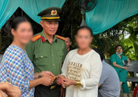 Công an TP Huế hỗ trợ du khách tìm lại tài sản đánh rơi tại lễ hội điện Huệ Nam