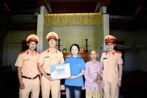 Cảnh sát giao thông Công an thành phố Huế tiếp sức nữ sinh viên mồ côi đến giảng đường