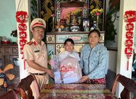 Ấm áp nghĩa tình người chiến sĩ Cảnh sát giao thông 
