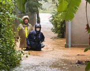 TP Huế: Công an cấp xã chủ động hỗ trợ người dân vùng ngập lụt