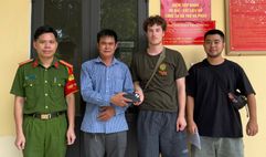 Công an phường Nam Hoa Lư, tỉnh Ninh Bình hỗ trợ du khách nước ngoài tìm lại điện thoại bị thất lạc
