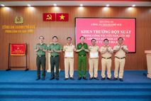 Công an thành phố Huế kịp thời khen thưởng 02 cán bộ Cảnh sát giao thông hỗ trợ người dân bị đột quỵ