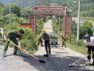 TP Huế: Công an xã A Lưới 5 chung tay sửa đường giúp dân trước mùa mưa bão