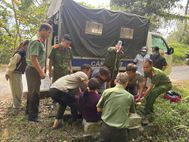 Cao Bằng: Công an xã Nam Quang kịp thời hỗ trợ hai vợ chồng bị tai nạn giao thông