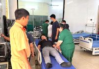 Cảnh sát giao thông đường thủy Lào Cai kịp thời hỗ trợ người đàn ông gặp vấn đề sức khỏe trên Quốc lộ 2D