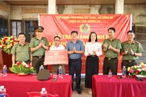 Quảng Trị: Trao kinh phí xây dựng Nhà tình nghĩa tặng thân nhân liệt sĩ Công an nhân dân tại xã Bến Hải
