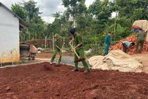 Công an Lâm Đồng đẩy nhanh tiến độ xây dựng, xóa nhà tạm, nhà dột nát