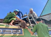 Công an xã Hoà Thịnh, tỉnh Đắk Lắk nỗ lực giúp dân sửa chữa nhà cửa bị hư hại do bão số 13 (Kalmaegi) gây ra