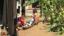 Hỗ trợ người dân đi cấp cứu kịp thời trong mưa lũ