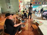 Công an xã Sơn Thành, tỉnh Đắk Lắk trao nhiều suất ăn cứu trợ bà con vùng lũ