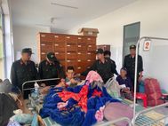 Cảnh sát cơ động hành quân về vùng ngập, hỗ trợ người dân khắc phục hậu quả mưa lũ