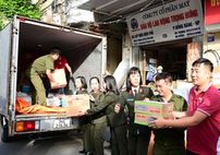 Hội Phụ nữ Công an thành phố Hải Phòng quyên góp hỗ trợ đồng bào vùng lũ Đắk Lắk 