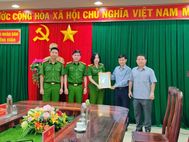 Trao 650 triệu đồng, 80 tấn gạo, 3.000 thùng mì tôm đến Nhân dân vùng lũ Đắk Lắk