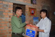 Công an tỉnh Hưng Yên chung tay chia sẻ khó khăn với bà con vùng lũ