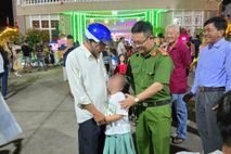 Công an phường Bạc Liêu, tỉnh Cà Mau hỗ trợ cháu bé đi lạc trong đêm Giáng sinh trở về với người thân an toàn