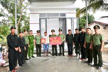 Trao tặng công trình thanh niên giúp người dân khắc phục hậu quả sau mưa lũ