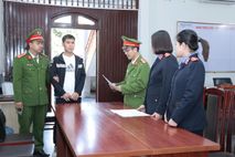 Khởi tố đối tượng sản xuất hàng giả là nước giặt, nước rửa chén bát với số lượng lớn