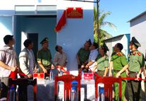 Công an tỉnh Khánh Hòa bàn giao nhà cho người dân sau 25 ngày khởi công