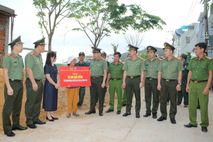 Trao kinh phí hỗ trợ tỉnh Gia Lai khắc phục hậu quả bão, lũ