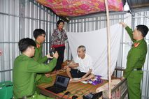 Công an xã đến tận nhà cấp Căn cước cho người dân khó khăn