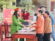 Sôi nổi chương trình “Nhân dân giao nộp vũ khí, vật liệu nổ, công cụ hỗ trợ và pháo đổi lấy bình chữa cháy”